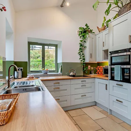 2 Bed In 95480 Ferienhaus